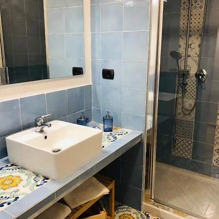 Domus 25 לינה וארוחת בוקר 4*